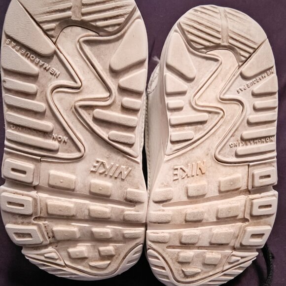 Boys Black, Rose Gold, and White Nike Air Max size 6C - Picture 3 of 5